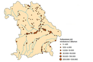 Karte von Bayern mit orangen Punkten, die Vorkommen der Kirsche markieren.