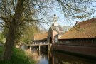 Brücke führt über ein Gewässer zum Eingang von Schloss Lütetsburg