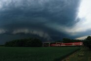 Gewitter über einem bayerischen Regionalzug