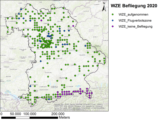 Bayernkarte mit verschiedenfarbigen kleinen Kreisen für die Punkte der Waldzustandserhebung (WZE).