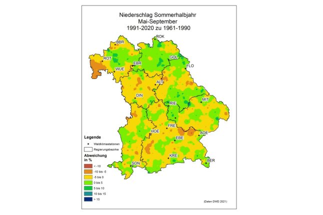 Karte von Bayern, auf der mit grün, gelb und orange die Abweichungen des Niederschlags Mai-September 1991-2020 zu 1961-1990 dargestellt sind. Teile Bayerns wurden nasser, viel blieb gleich, etwas wurde trockener.