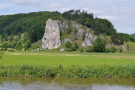 Ein Flusslauf mit einem Felsen und einem Hügel