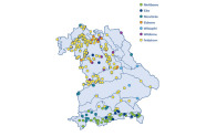 Politische Karte Bayerns stellt die Verbreitung seltener Baumarten dar: Der Feldahorn ist über fast ganz Bayern verteilt, wobei er aber in der nördlichen Hälfte Bayerns häufiger vorkommt.