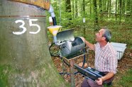 Mann mit diversen Geräten im Wald