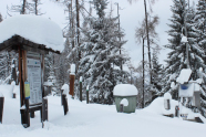 Meteorologische Freilandmessgeräte im Schnee
