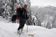 Mann auf Ski im Wald