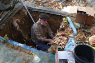 Mann steht in einer Grube und befestigt etwas.