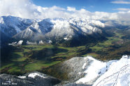 Bergpanorama mit verschneiten Bergen