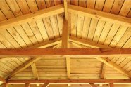 Dachstuhl aus Holz von Innen betrachtet