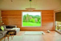 Birkenholz verkleideter Innenraum mit großen Fenstern