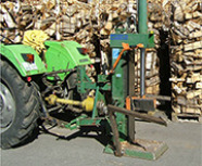 Spaltgerät an Forstschlepper auf einem Biomassehof