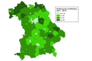 Bayernkarte mit Landkreisgrenzen. Unterschiedlich hell/dunkelgrün sind die Holzbauanteile am Gesamtbau eingefärbt. Die größten Holzbauanteile sind in Teilen Unter- und Oberfrankens sowie Niederbayerns.
