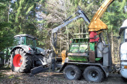 Maschinenkombination im Antriebsleistungsbereich 200-299 kW ist der Anhängerhacker Heizohack HM 14 800 K an einem Fendt 936 Vario