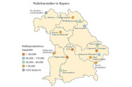 Landkarte von Bayern: Verzeichnet sind drei Pellethersteller mit einer Produktionskapazität von mehr als 120.000 (Rinderholz, Pfeifer-Holz und Sägewerk Schwaiger), zwei Hersteller mit einer Produktionskapazität von 90.000 bis 119.999 Thermospan und Holzwerk Weinzierl), zwei Hersteller mit einer Produktionskapazität von 30.000 bis 89.999 Holz Schiller und Dorr Biomassehof), fünf Hersteller mit einer Produktionskapazität von unter 30.000 (Th. Herbert – Frankenpellets, Römer Holz-Großhandel, Pelletwerk ZIertheim, Haas Holzprodukte, Hot'ts Holzupellets) und ein Hersteller mit unbekannter Produktionskapazität (Th. Herbert – Frankenpellets).