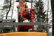 Gelber Bagger mit roter Spillwinde.