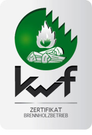 Logo vom KWF-Zertifikat „Brennholzbetrieb“. Grünes Kreissägeblatt mit 3 Holzscheiten und Flamme darin. Darunter der Schriftzug KWF, jeweils darunter die Schriftzüge Zertifikat und Brennholzbetrieb.