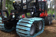 Roter Tragschlepper mit aufgezogenen Bogie-Bändern