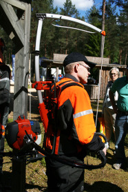 Forstwirt mit neuem Freischneider als Rucksackversion.