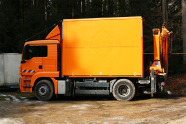 Oranger LKW in Seitenansicht