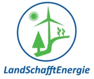 Das Logo von LandSchafftEnergie besteht aus einem blauen Kreis in dem die Piktogramme von Sonne, Windrad, Fluss, Baum und Getreide in grün dargestellt sind. Darunter steht der Schriftzug "LandSchafftEnergie".