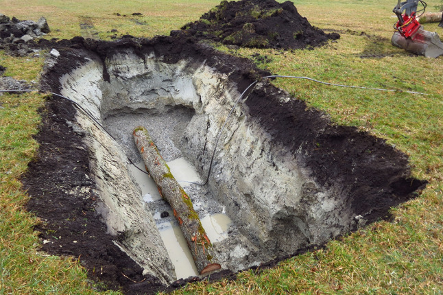 Vergraben eines Holzstamms im Boden als Anker (Foto: Ragnar Wende)