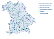 Die Umrisskarte zeigt die Standorte der verschiedenen Biomasseheiz(kraft)werke in  Bayern.