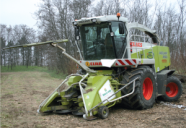 Das Foto zeigt einen speziellen Holzerntevorsatz für die Ernte von bis zu vierjährigen Kurzumtriebsplantagen an einem Claas-Häcksler.