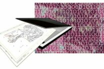 Eine analoge Karte wird in einem Scanner Digitalisiert.