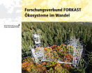 Das Bild zeigt das Cover der LWF-aktuell 85. Darauf abgebildet, eine forstlichen Versuchsstation im Wald.