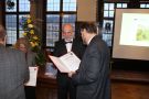 Ministerialrat Günter Biermayer überreicht die Urkunde an Dr. Hannes Lemme
