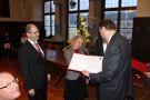 Ministerialrat Günter Biermayer überreicht die Urkunde an Christine Hopf