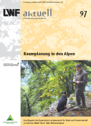 Förster mit Hund arbeitet im Bergmischwald