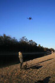 Eine Person steuert eine Drohne