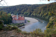 Blick auf eine Flussschleife mit Kloster.