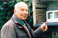 Dr. Hubert Lanz an seiner Wetterstation