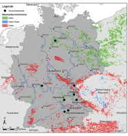 Man sieht eine Deutschlandkarte, auf der die acht Versuchsstandorte eingezeichnet sind. Kiefernbestände finden sich hauptsächlich im Osten Brandenbrugs und an der polnischen Grenze. Fichtenstandorte entlang der Mittelgebirge