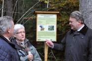Dr. Monika Konnert, Forstminister Helmut und eine weitere Personvor einem Schild.