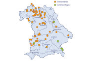 Politische Umrisskarte zeigt die Lage der Erntebestände und Samenplantagen in Bayern.