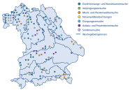 Umrisskarte von Bayern mit Wuchsgebietsgrenzen und markierten Versuchsflächen.