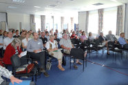 Tagungsteilnehmenr in einem großen Saal