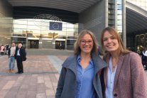 Zwei junge grinsende Frauen vor dem Eu Parlament in Brüssel