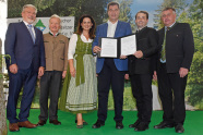 Die Unterzeichner des Waldpaktes 2018 präsentieren die Urkunde.