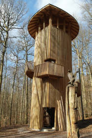 Hölzerner Aussichtsturm im Wald