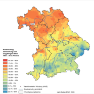 Bayernkarte mit verschiedenen Farben, welche die Abweichung in Prozent darstellen. Blau steht für mehr, grün bis rot für weniger bis deutlich weniger Niederschlag. 