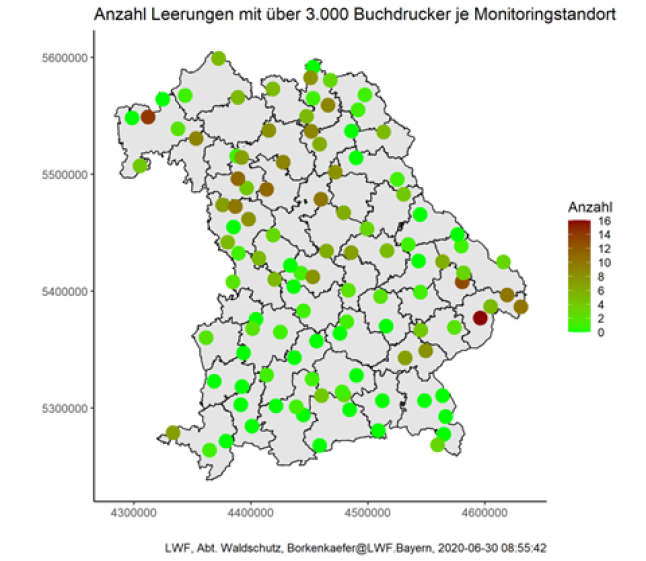 Bayernkarte mit grünen und braunen Punkten für die Anzahl der gefangenen Borkenkäfer je Falle.