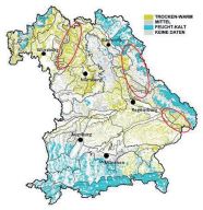 Karte von Bayern. Drei Gebiete sind rot markiert: der Bereich zwischen Haßberge und Steigerwald, der Oberpfälzer Wald sowie der Bayerische Wald nördlich von Passau.