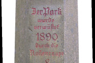Steindenkmal mit Inschrift zur Erinnerung an die Verwüstungen durch Kalamitäten und Sturm.