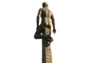 Mann sitzt auf einem Obelisken - Skulptur aus Holz - Rückansicht