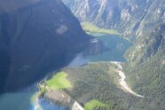 Blick von oben auf den Königssee im Nationalpark Berchtesgaden