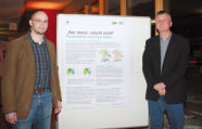 Andreas Hahn und Dr. Christian Kölling bei der Posterpräsentation während des »Klimawandel-Workshops«